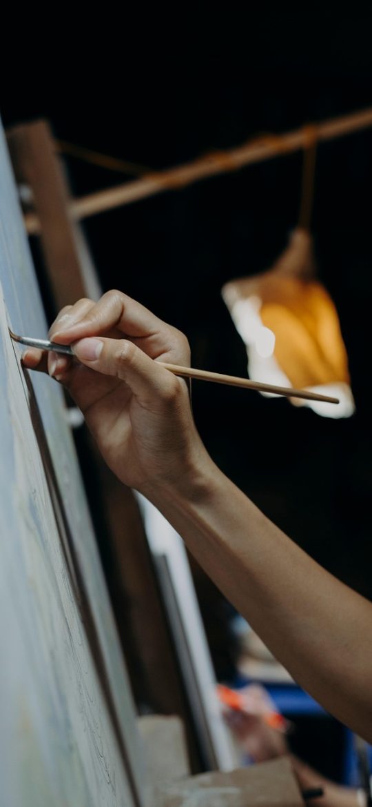 快视 App 多来源选择界面，同一作品下列出多个可用来源与清晰度标注，供用户自行挑选